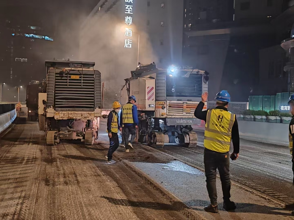 沥青摊铺作业