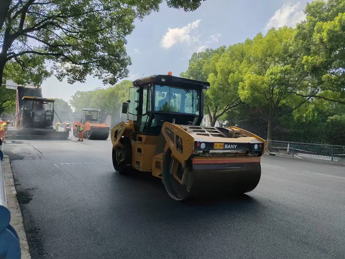 沥青摊铺作业